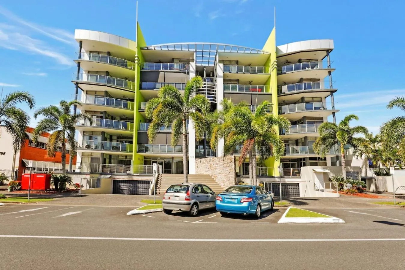 Apartment Luxury Cairns Stay With Pool And Bbq