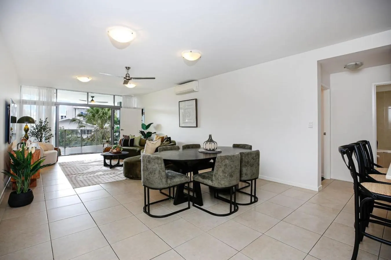 Luxury Cairns Stay With Pool And Bbq Apartment