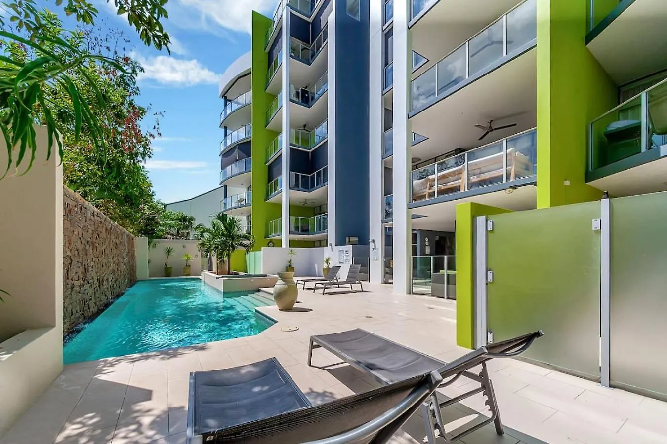 Apartment Luxury Cairns Stay With Pool And Bbq
