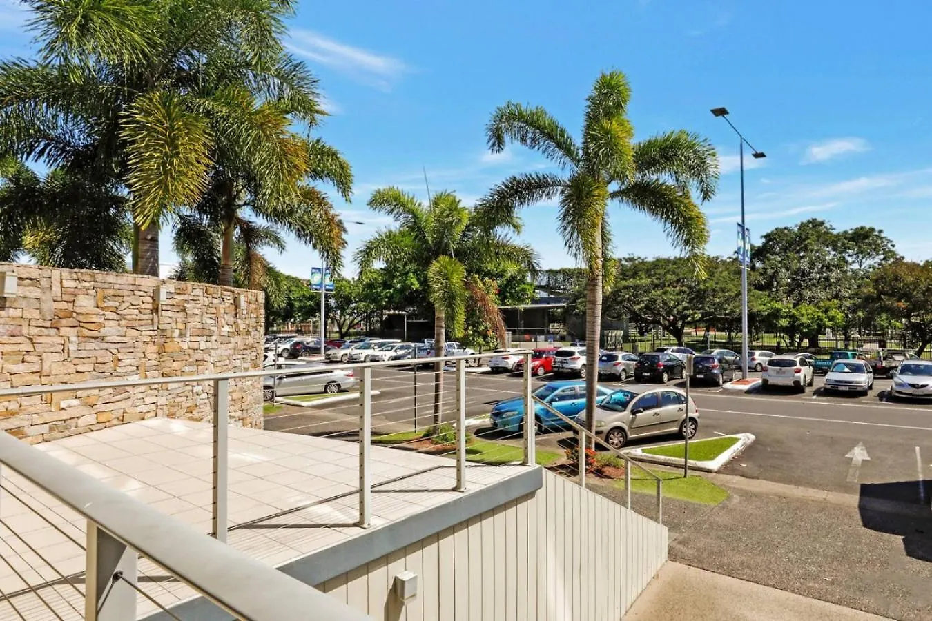Luxury Cairns Stay With Pool And Bbq Apartment