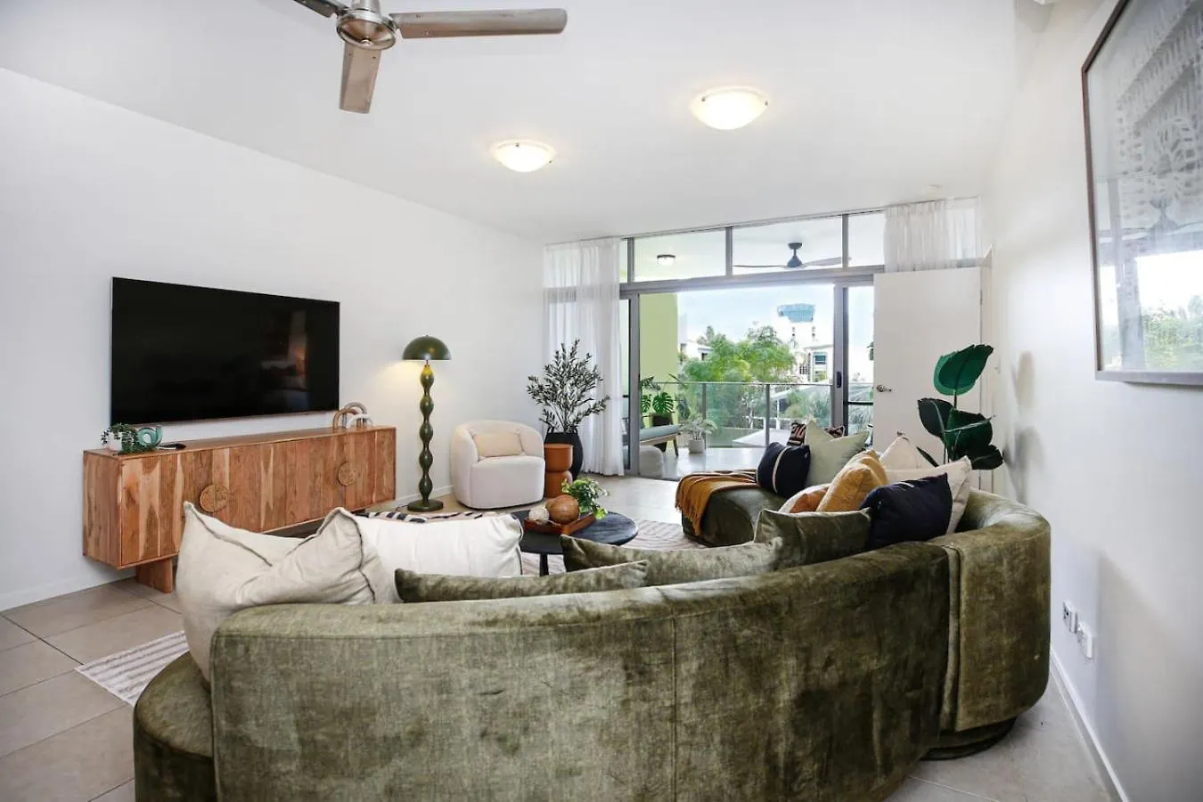Luxury Cairns Stay With Pool And Bbq Apartment