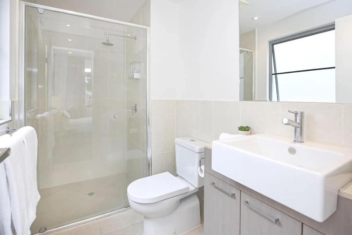Apartment Luxury Cairns Stay With Pool And Bbq Australia