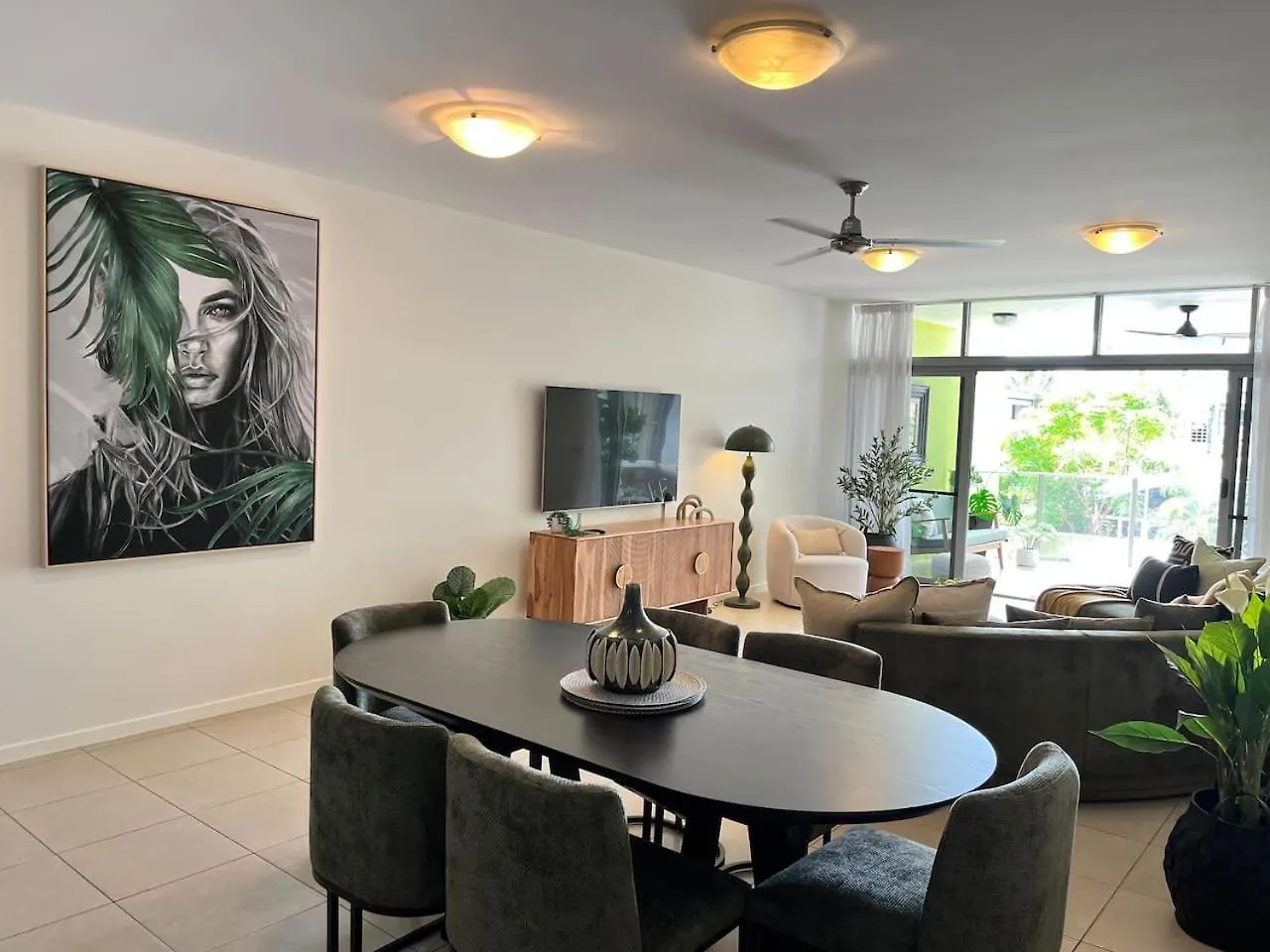 Apartment Luxury Cairns Stay With Pool And Bbq